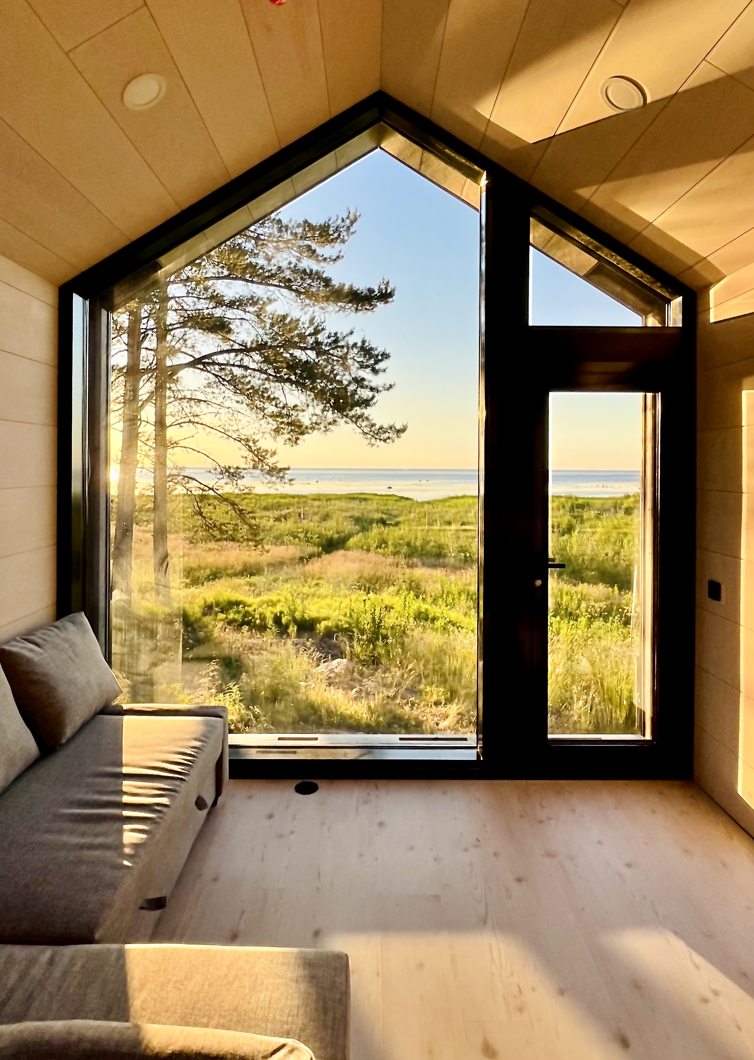 Villa Meri olohuone ja maisemaikkuna